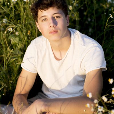 Garçon adolescent assis dans la nature