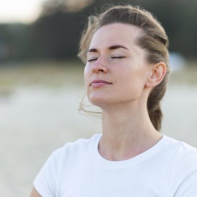 Femme qui respire sur la plage